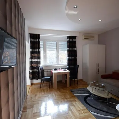 Apartment Politika